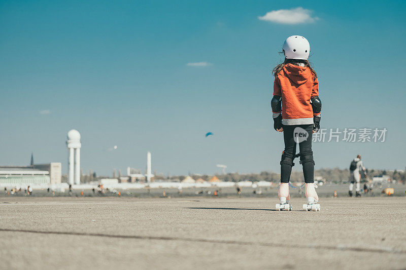 柏林Tempelhofer Feld上穿着旱冰鞋的小女孩